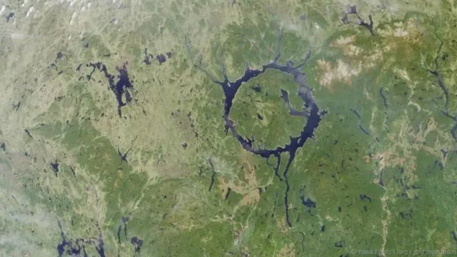 Hồ chứa Manicouagan, Canada. Còn được gọi là "Con mắt Quebec", hồ Manicougan được hình thành khi một thiên thạch lao xuống Trái Đất hàng trăm triệu năm trước. Ở phần chính giữa có một vòng tròn dâng cao lên, mà điểm cao nhất là núi Babel. Hồ có diện tích gần 2.000 cây số vuông.