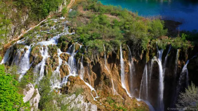 Chuỗi hồ Plitvice, Croatia. Trong một công viên quốc gia có rừng bao phủ ở Croatia, một chuỗi 16 hồ nước liên kết với nhau thành tầng thác nước. Các hồ nước được tách khỏi nhau bằng các đập đá vôi tự nhiên. Được tuyên bố là Công viên Quốc gia vào năm 1949, chuỗi hồ Plitvice là Địa điểm Di sản Thế giới của UNESCO. Công viên rất đa dạng về sinh học, bao gồm cả các loài động vật quý hiếm như mèo rừng, chồn nâu và chó sói.