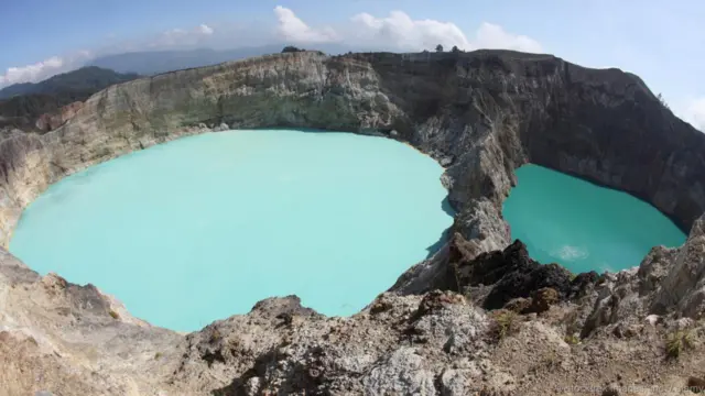 Các hồ Kelimutu Crater, Indonesia. Trên đỉnh núi lửa Kelimutu của Indonesia là ba hồ miệng núi lửa, mỗi hồ có một màu khác nhau. Các hồ nằm cạnh nhau, cùng bên trong miệng núi lửa Kelimutu. Chúng đổi màu theo từng giai đoạn, chuyển từ xanh lam sang xanh lục, đỏ, đen và thậm chí cả màu chocolate nâu hoặc trắng. Ba hồ nước có nhiệt độ khác nhau và thành phần hóa học khác nhau.