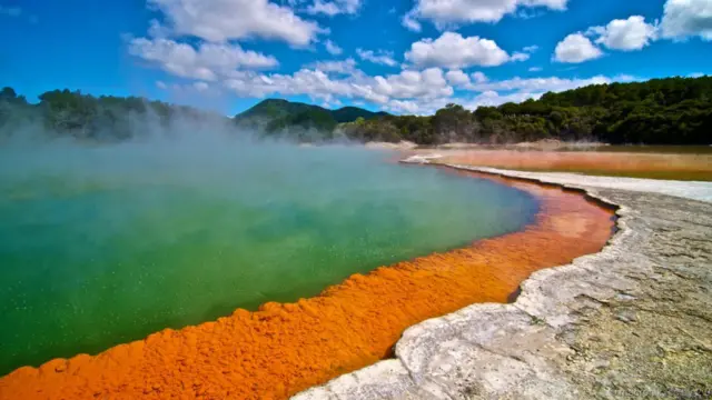 Hồ Champagne, New Zealand. Trông giống như bên trong một ly rượu sâm-banh, khí carbon dioxide liên tục nhả bọt trong hồ Champagne. Suối nước nóng được hình thành khoảng 900 năm trước và có nhiệt độ bề mặt khoảng 74 độ C. Ở ven hồ là sắc màu cam rực rỡ với rất nhiều chất silica, asen và antimon sulfur kết tủa. Ở đó, trong các khối đá xung quanh cũng chứa nhiều chất kết tủa thuỷ ngân, thallium, vàng và bạc.