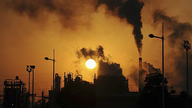 ماہرین کو خدشہ ہے کہ یہ کمی عارضی ہے اور ابھرتی ہوئی معیشتوں کے ساتھ ساتھ کاربن کا اخراج بڑھے گا