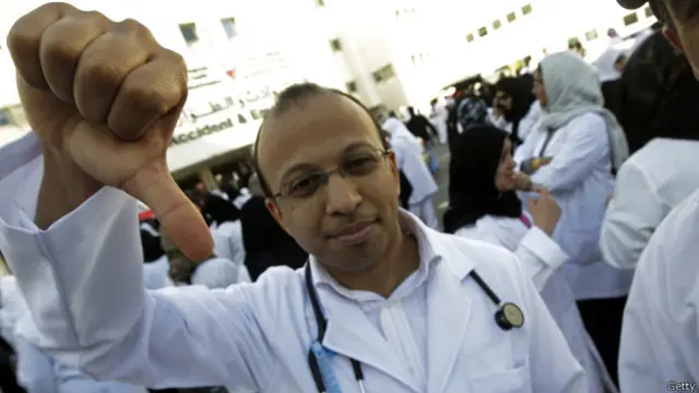 La actitud del médico puede sugestionar al paciente, sentir que se confirman sus peores temores y enfermarlo.