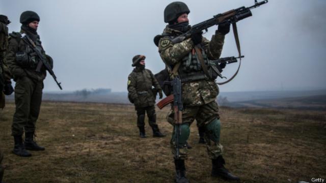 Украинские военные на позициях под Мариуполем
