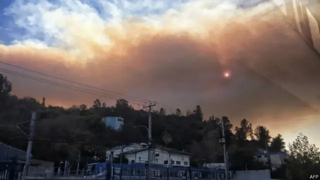 Asap kebakaran telah mengepung Kota Valparaiso.