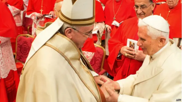 Папа Франциск (слева) и почетный папа Бенедикт XVI на церемонии возведения в сан новых кардиналов 14 февраля 2015 года