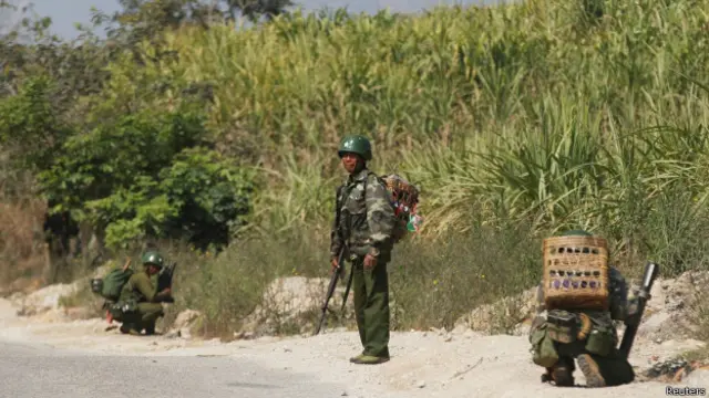 缅甸军队同缅北果敢地区的武装团体在中缅边境地区交火时，曾有缅方流弹落入中方境内