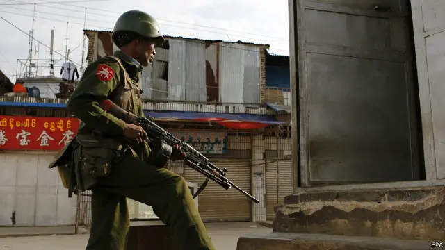 Lính Myanmar đứng gác ở Kokang