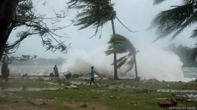 受到「帕姆」影響，南太平洋島國瓦努阿圖當地建築物被嚴重損壞，樹木被吹倒，電力也被中斷。