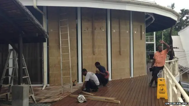 當地一家醫院用木板將窗戶包了起來