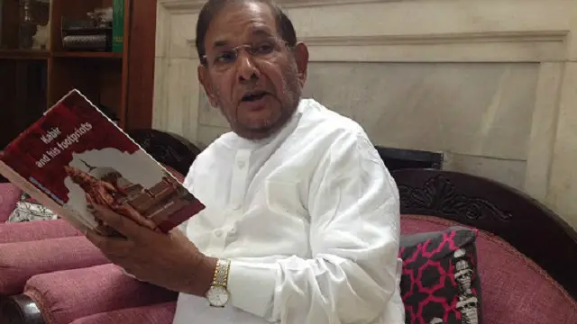 شرد نے جسم کی ساخت کو لفظوں میں بیاں نہیں کیا لیکن ان کے ہاتھ کے اشارے بہت کچھ کہہ گئے