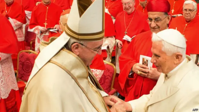 天主教教宗方濟各暗示，他可能效仿前任教宗本篤十六世