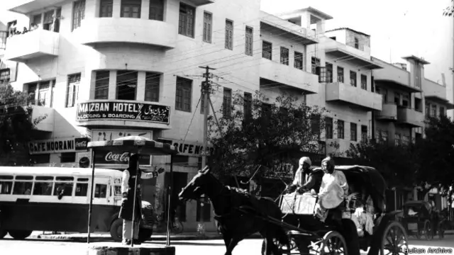 عروس البلاد کو جیو اور جینے دو کی جنگ سے فرصت ملے تو خود کو خود سے دیکھے