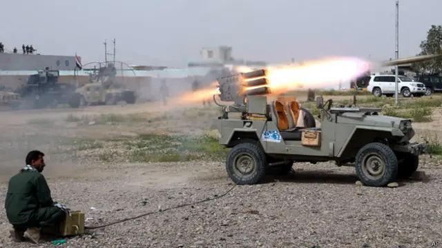 كان أحد القادة العسكريين العراقيين قد قال لبي بي سي في وقت سابق إن القوات العراقية تأمل في استعادة تكريت خلال أسبوع