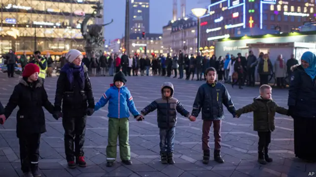 يشكل مسلمو الدنمارك اليوم سلسلة بشرية حول المعبد اليهودي المستهدف في الاعتداءات