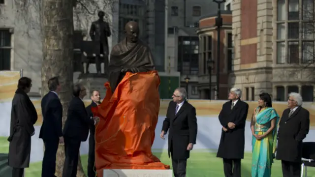 David Cameron, et le ministre indien des Finances, Arun Jaitley, ont participé à l'inauguration de la statue de Gandhi.