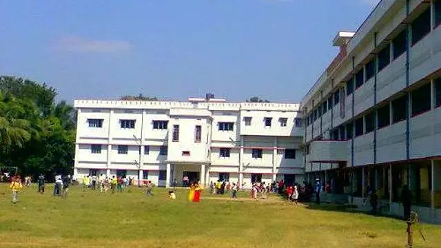 这六名男子于周六早晨洗劫了西孟加拉邦城市拉纳加特。在进入修道院前,他们还窃取了修道院学校的财物。