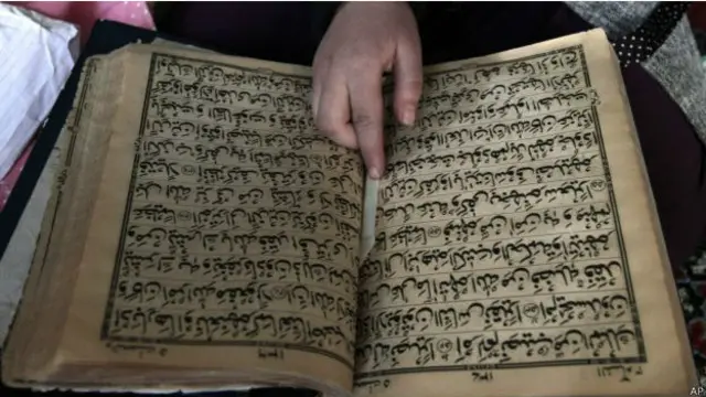 ایک تاثر یہ بھی ہے کہ کچھ زبانیں مقدس ہیں جیسے آرامی، عبرانی، لاطینی، عربی، فارسی اور سنسکرت وغیرہ