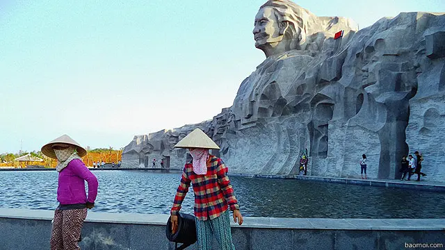 Tượng Mẹ Việt Nam anh hùng