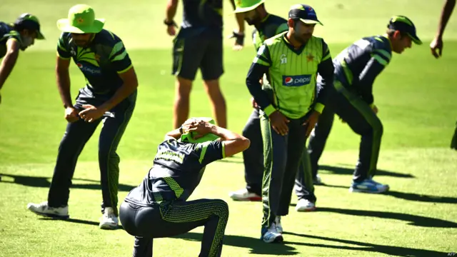 پاکستانی کرکٹ ٹیم کے طویل قامت فاسٹ بولر محمد عرفان ایک مرتبہ پھر کولھے میں تکلیف میں مبتلا ہو گئے ہیں اور اتوار کے روز آئرلینڈ کے خلاف میچ میں ان کی شرکت یقینی نہیں۔