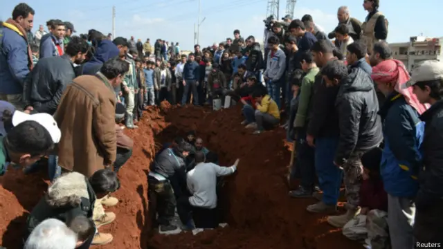 Una multitud acudió al entierro de los combatientes del Movimiento Hazm.