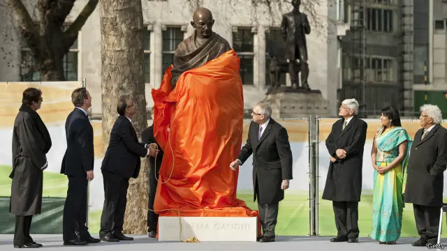 Anh Quốc cho ra mắt tượng Mahatma Gandhi tháng 3/2015 tại London