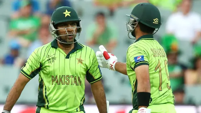 احمد شہزاد اور سرفراز احمد نے محتاط انداز میں اننگز کا آغاز کیا