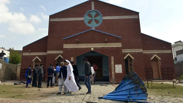 حملہ آوروں نے چرچ کے مرکزی گیٹ سے داخل ہونے کی کوشش کی۔ سکیورٹی پر مامور گارڈز نے جب ان کو روکا ہے تو انھوں نے فائرنگ شروع کر دی