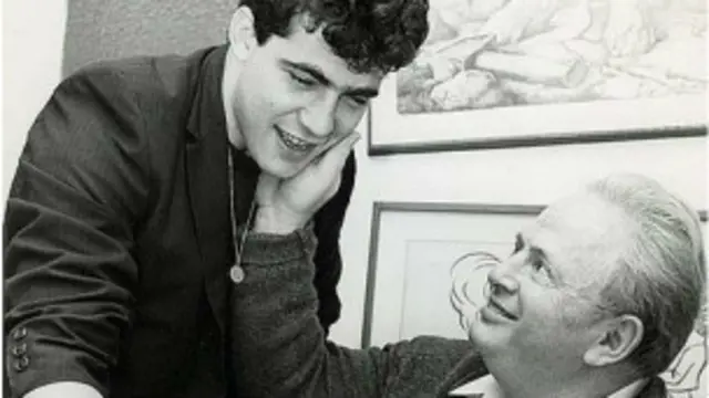 یائیر مانند پدرش روزنامه‌نگار شناخته شده‌ای است