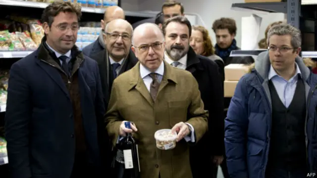 法國內政部長卡澤納夫在嚴密的保安下出席巴黎猶太超市重新開放的儀式。 