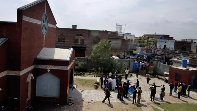 سکیورٹی پر مامور گارڈز نے جب حملہ آوروں کو مرکزی گیٹ میں داخل ہونے سے روکا تو تو انھوں نے فائرنگ شروع کر دی۔ 