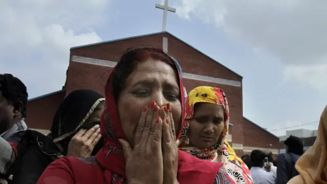 چرچ پر خود کش حملے میں پندرہ افراد ہلاک اور 75 زخمی ہوئے ہیں جن میں سے 40 شدید زخمی ہیں