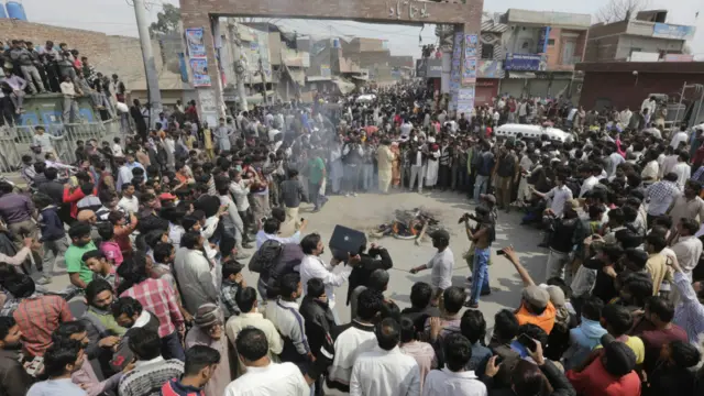 حملے کے بعد مشتعل ہجوم نے احتجاج کیا۔