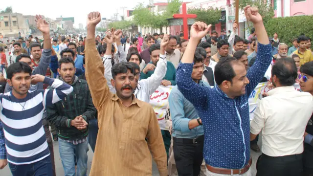 ذرائع ابلاغ کے مطابق چرچ پر حملے کے بعد مظاہرین نے سرکاری املاک کے علاوہ پرائیویٹ گاڑیوں کے شیشے توڑے دیئے۔