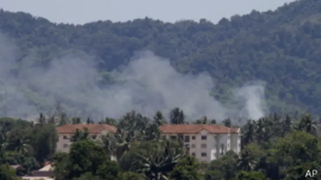 विमानों का मलबा गिरने से लगी आग