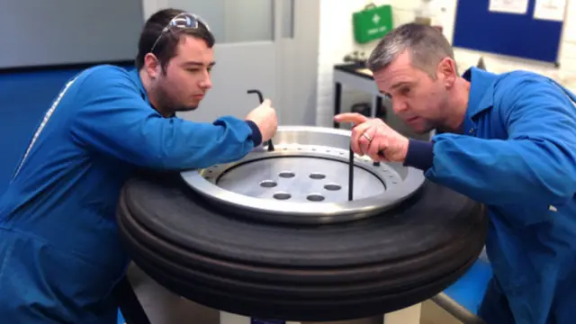 تجرى قياسات بالغة الدقة للعجلات في كل مرحلة من مراحل التصنيع