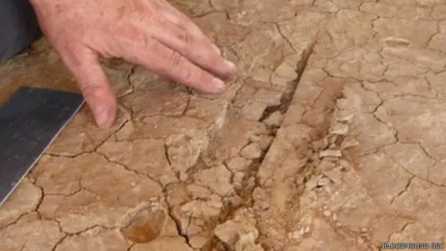 ستسير السيارة فوق سطح بحيرة جافة، ومن ثم ستصنع العجلات حفرا في الطبقة العليا من التراب