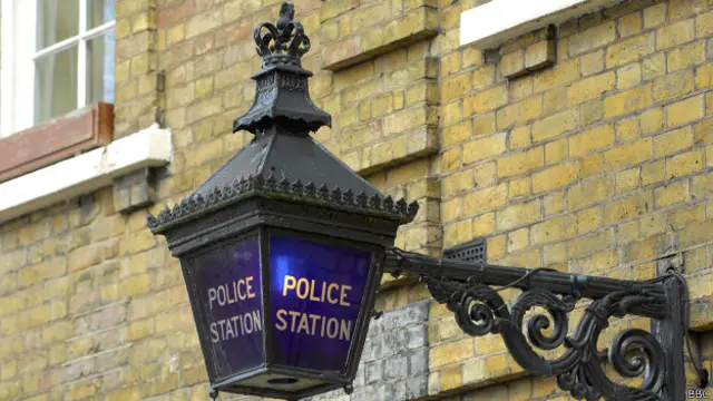 Синий фонарь - символ полицейского участка в Великобритании