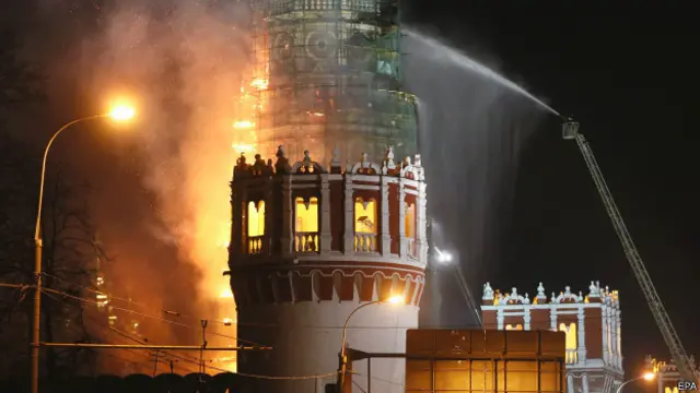 Пожар в колокольне Новодевичьего монастыря