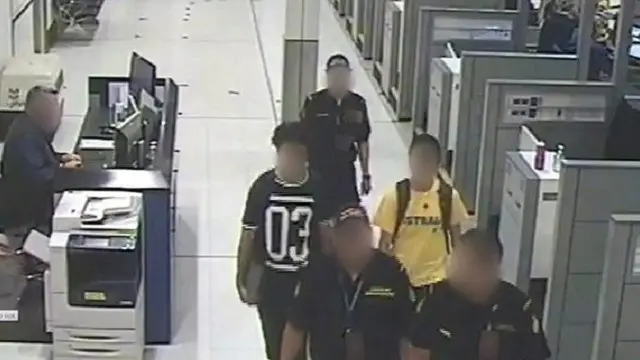 Di bulan Maret polisi mencegat dua lelaki kakak beradik yang hendak berangkat ke Timur Tengah di bandara Sydney