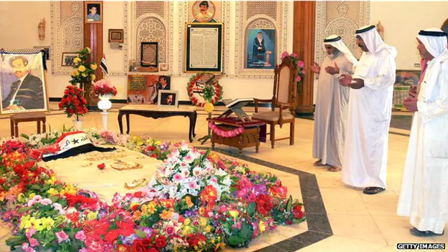 صدام حسین کو امریکی افواج نے سنہ 2003 میں گرفتار کیا تھا اور عراقی عدلیہ نے اسے انسانیت کے خلاف جرائم جن میں کرد اور شیعہ مسلمانوں کا قتلِ عام شامل ہیں پر سنہ 2006 میں پھانسی دے دی تھی