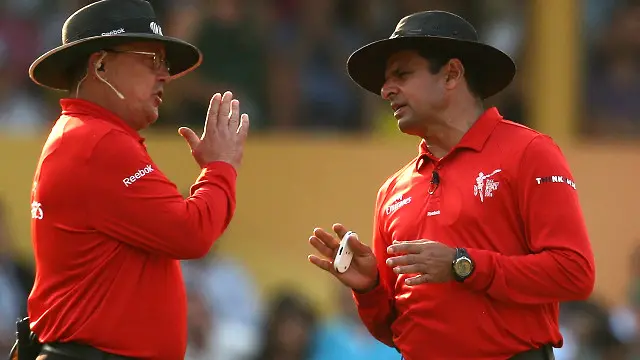 علیم ڈار (دائیں جانب) مسلسل تین سال تک آئی سی سی کے بہترین امپائر کا ایوارڈ حاصل کر چکے ہیں