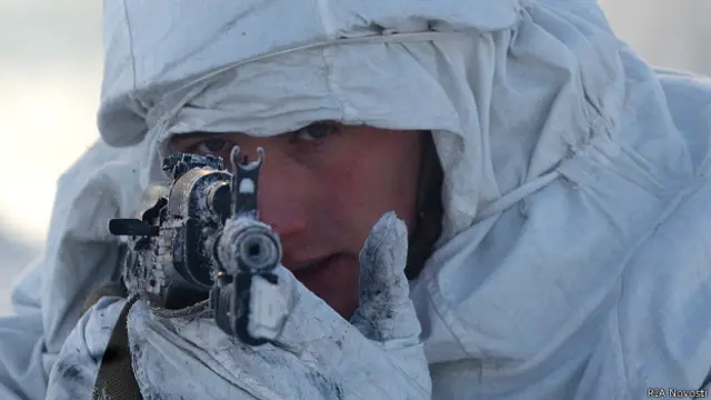 российский солдат на стрельбах на Севере