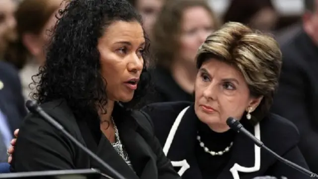 لوبلين (يسار) برفقة غلوريا الريد المحامية التي تمثل العديد من النساء اللائي اتهمن كوسبي بالتحرش بهن