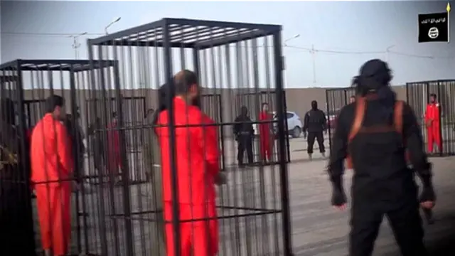 یاد اسپانوی خبریال وايي، څو میاشتې د حلب شمال "فیلا" کې له ۲۲ نورو اروپايي او امریکايي بندیانو، د لاتینې امریکا له یوې بندي ښځې سره زندان کې و.