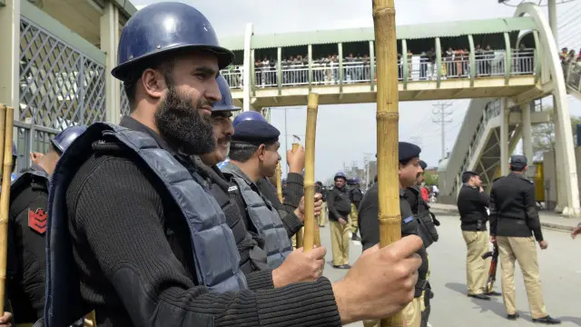 صورتحال پر قابو پانے کے لیے پولیس کی بھاری نفری علاقے میں موجود ہے جبکہ رینجرز اہلکار بھی کچھ فاصلے پر موجود ہیں