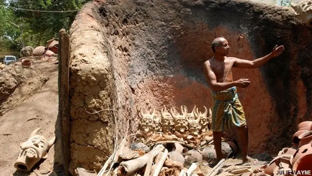 तमिलनाडु के अय्यनार के देवताओं, टेराकोटा मूर्तियों की निर्माण प्रक्रिया और कुम्हारों के जीवन पर केंद्रित फ़ोटोग्राफ़र जूली वेन की फ़ोटोग्राफ़ी. 