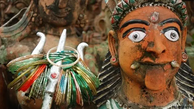 तमिलनाडु के अय्यनार के देवताओं, टेराकोटा मूर्तियों की निर्माण प्रक्रिया और कुम्हारों के जीवन पर केंद्रित फ़ोटोग्राफ़र जूली वेन की फ़ोटोग्राफ़ी. 