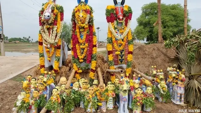 तमिलनाडु के अय्यनार के देवताओं, टेराकोटा मूर्तियों की निर्माण प्रक्रिया और कुम्हारों के जीवन पर केंद्रित फ़ोटोग्राफ़र जूली वेन की फ़ोटोग्राफ़ी. 