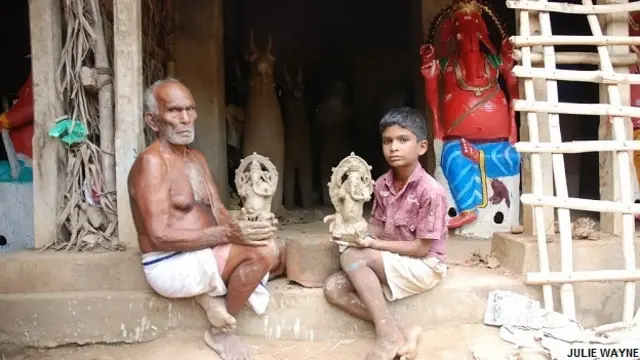 तमिलनाडु के अय्यनार के देवताओं, टेराकोटा मूर्तियों की निर्माण प्रक्रिया और कुम्हारों के जीवन पर केंद्रित फ़ोटोग्राफ़र जूली वेन की फ़ोटोग्राफ़ी. 