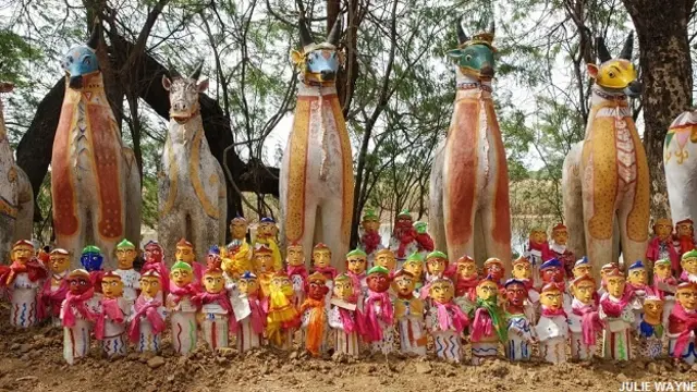 तमिलनाडु के अय्यनार के देवताओं, टेराकोटा मूर्तियों की निर्माण प्रक्रिया और कुम्हारों के जीवन पर केंद्रित फ़ोटोग्राफ़र जूली वेन की फ़ोटोग्राफ़ी. 